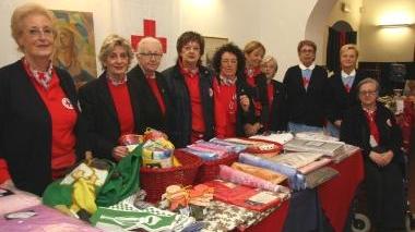 Le volontarie della Croce Rossa hanno organizzato il mercatino nella piazzetta Buonamici