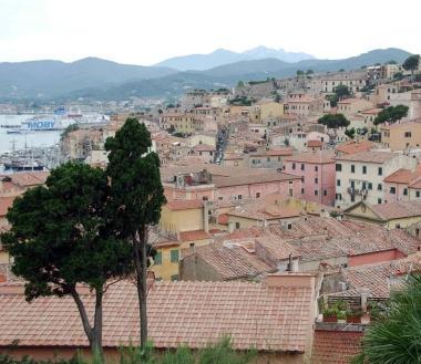 Una veduta del centro storico di Portoferraio 