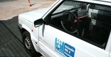 Un’auto dei tecnici dell’Asl