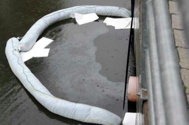 A destra la chiazza di gasolio sul Versilia circoscritta dai tecnici dellArpat; in basso il canale inquinato 
