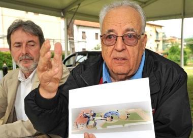 Luigi Bardelli mostra il progetto della nuova sede Aias  