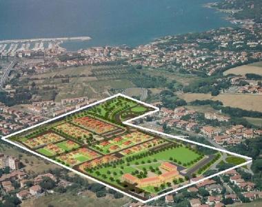 Sopra come da progetto &egrave; evidenziata larea dellH5 interessata dalla maxi lottizzazione che ora dovr&agrave; essere sottoposta a Via A destra uno scorcio della zona in cui ricade la costruzione del nuovo comparto residenziale 