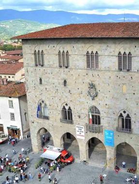 Una veduta aerea del Palazzo comunale  