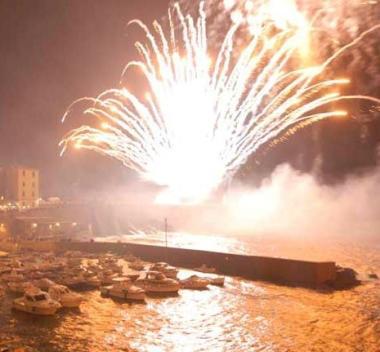 Nonostante il maltempo in piazza Verdi nel 2009 si riunirono migliaia di persone (a destra), molto attesi pure i fuochi dartificio 