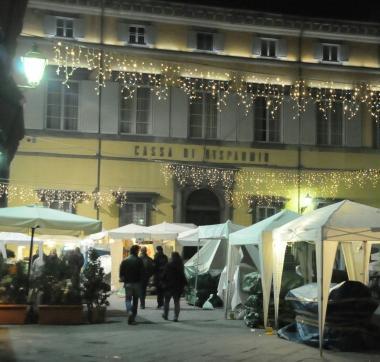 Folla in centro per gli acquisti di Natale  