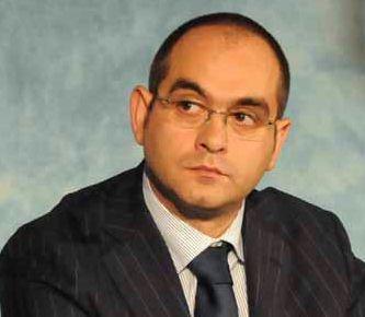 Pendolari alla stazione e a sinistra l’assessore regionale ai trasporti Luca Ceccobao