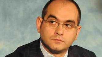Pendolari alla stazione e a sinistra l’assessore regionale ai trasporti Luca Ceccobao