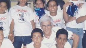 A fianco Saltarelli con un gruppo di bambini Saharawi, mentre sulla sinistra in alto il re dei gelatai al banco del negozio con la moglie