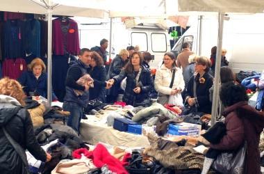 Acquisti tra i banchi del mercato bisettimanale