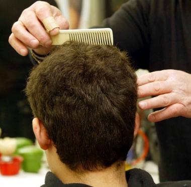 Una mamma controlla i capelli del figlio 