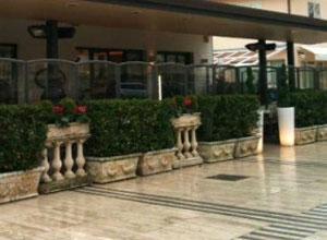 Passeggiata con i negozi chiusiSolo un bar aperto in 3 chilometri