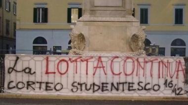 Due degli striscioni apparsi in città