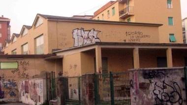 Sorpresi a imbrattare i muri della scuola