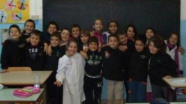 I piccoli studenti della terza A della scuola elementare di Casa del Duca a Portoferraio hanno scritto: «Babbo Natale lascia un dono a chi non ce l’ha e porta tanta felicità»