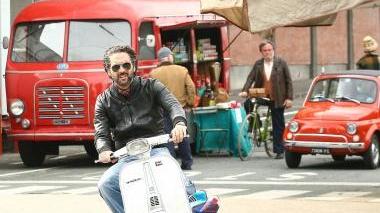 Una scena del film che vede protagonisti Beppe Fiorello e la Vespa
