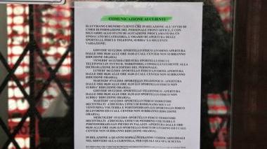 L’avviso affisso allo sportello di via del Gazometro