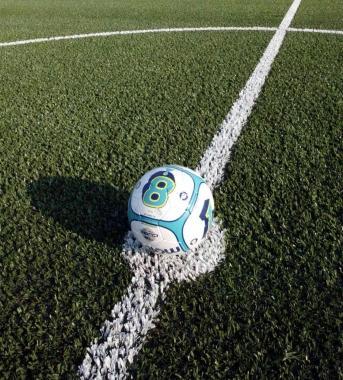 Un campo di calcio in sintetico 