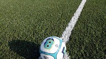 Un campo di calcio in sintetico