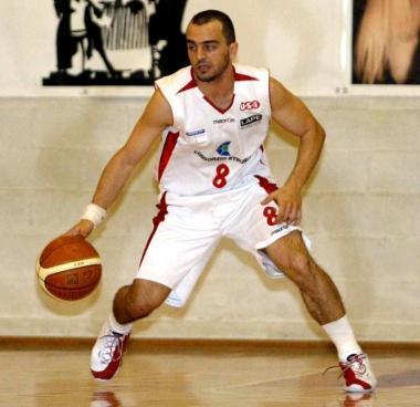 Il capitano biancorosso Simone Gelli in azione durante una delle mille battaglie sportive che ha combattuto indossando la casacca dellUse 