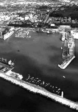 Una veduta del porto commerciale    
