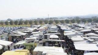 IL mercato ambulante di Pontedera dove è stato controllato il venditore di Ponte