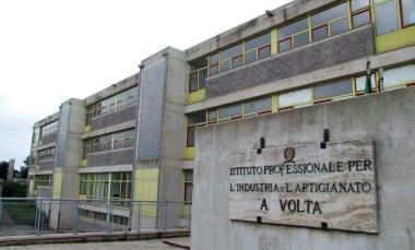 L’ingresso dell’Ipsia “Volta-Pacinotti”