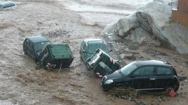 L’alluvione del settembre del 2009 a Rio Marina che trascinò in mare anche alcune automobili