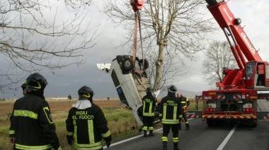 Vola nel fosso, salvata dagli operai