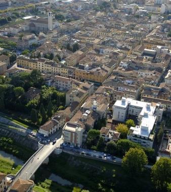 Una veduta dallalto della citt&agrave; di Pontedera     