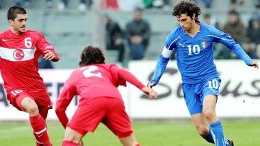 <b>Tre immagini della Diego Fabbrini-story</b> A sinistra il fantasista in azione con l’Under 21 e la fascia del capitano al braccio, qui sopra a colloquio (probabilmente sul suo futuro) con il direttore generale Pino Vitale, a destra il gol messo a segno nel derby casalingo contro il Siena