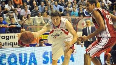Gregor Fucka si libera di un avversario in palleggio
