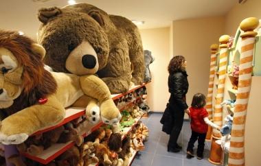 Shopping di Natale in un negozio di giocattoli 