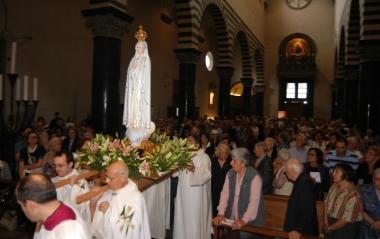 La Madonna di Fatima portata in processione 