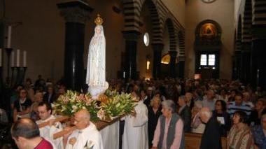 La Madonna di Fatima portata in processione