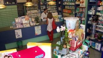 <b>GIRO DI VITE.</b> Utenti in una farmacia (Foto d’archivio)