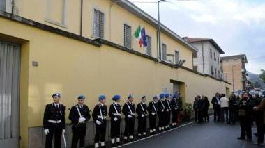 Quattro momenti della cerimonia di inaugurazione del carcere in senso orario: picchetto d’onore corpo di guardia, taglio del nastro arrivo delle autorità
