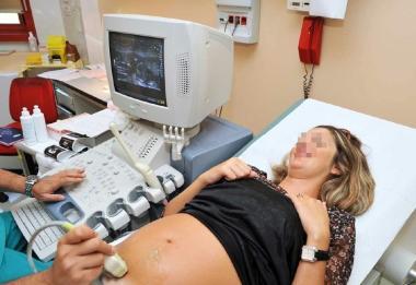 Una donna in gravidanza; sotto Laure Pinsmail 