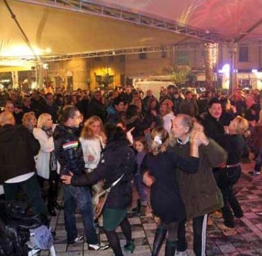 Una festa di Capodanno in piazza Menconi a Marina    