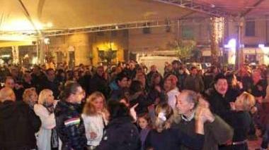 Una festa di Capodanno in piazza Menconi a Marina