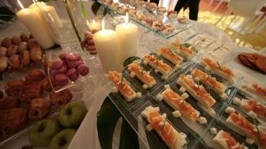 Una vetrina di dessert