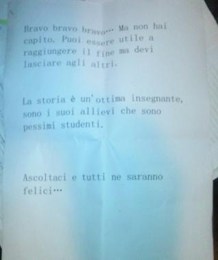 Sopra Jonni Guarguaglini; accanto le due lettere minatorie arrivate al coordinatore 