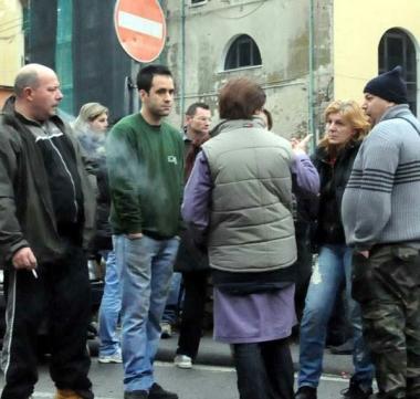 Ledificio vittima dellincendio e la gente uscita in strada nel centro storico della citt&agrave;  