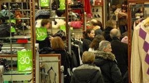 Negozi aperti la domenica, vince il fronte del "no"