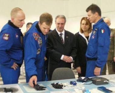 Zolesi al centro fra gli astronauti Shuttle 
