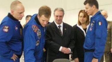 Zolesi al centro fra gli astronauti Shuttle