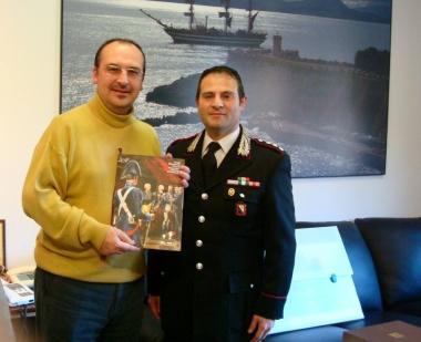 Muratore mentre consegna il calendario al sindaco 