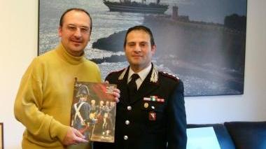Muratore mentre consegna il calendario al sindaco