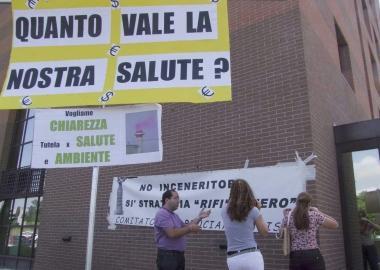 La protesta davanti alla Provincia 