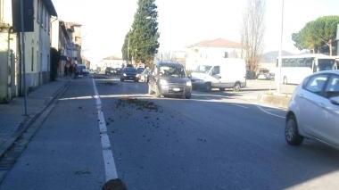 Fango sulla strada, disagi alla circolazione