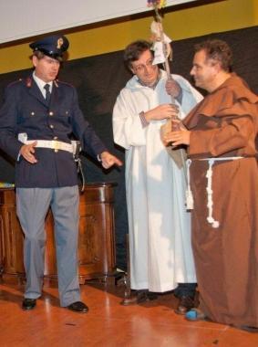 <b>TRUFFE AGLI ANZIANI</b> Un momento dello spettacolo del Cral De Jure 